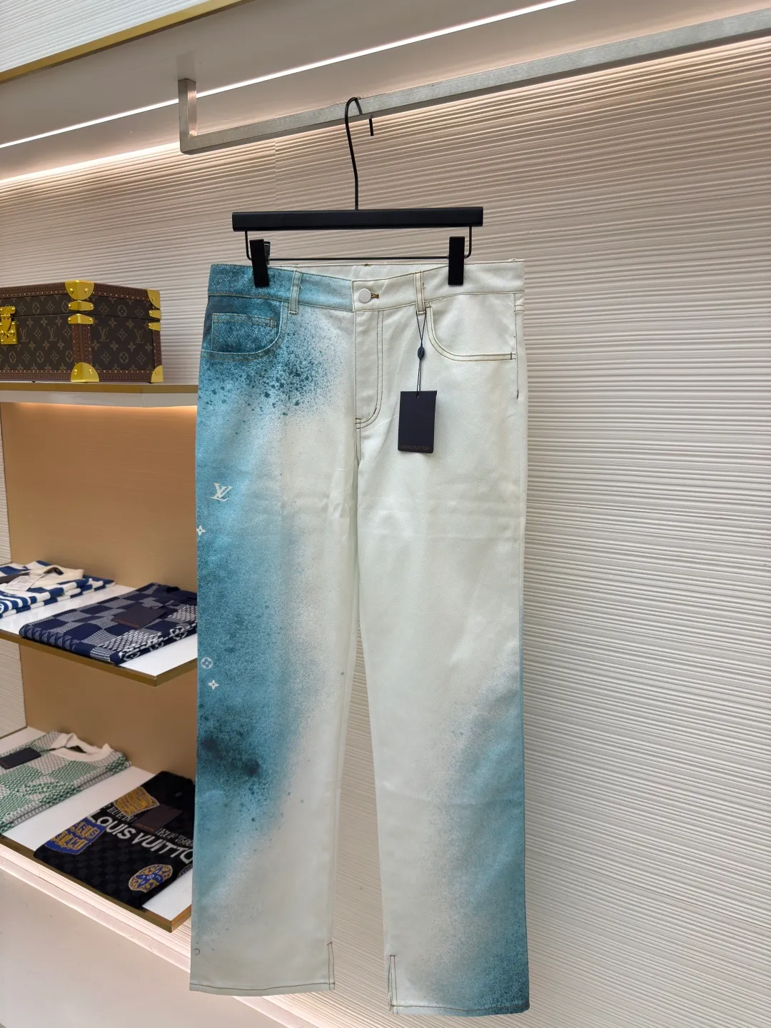 LOUIS VUITTON ink painting trousers ●Authentic product: Purchased and developed for 9800 ●Item number: 1680412-B30 ●Fabric: denim fabric ●Technology: made of semi-bleached cloth ●Version: fitted version ●Weight: about 640 grams ●Size: 30-31-32-33 ●Description: The fabric is made of 7s*7s cotton twill gauze fabric, with a semi-bleached fabric base. Y version was purchased, the flower position was scanned and the printing draft was refined with PS, the fabric was covered with cutting pieces to position the flowers, and a red edge was added to the outer circle of the cutting pieces. The finished printed fabric was precisely cut by laser burning, and the active digital direct-injection printing was printed with a white background ink painting gradient hollow letter effect. The overall wiring is straight and delicate, the fabric is comfortable and soft, and the color is consistent without color difference. It can be matched with the same style to create a fashionable look and control various occasions. Customized accessories, complete with three standards, same style for men and women!